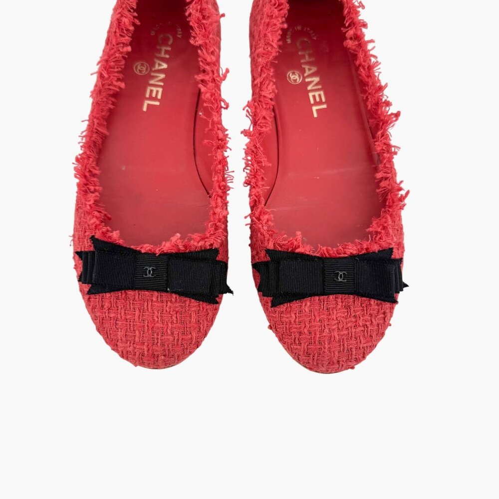 CHANEL Red Tweed Flats with Black Bow - Picture 4 of 15